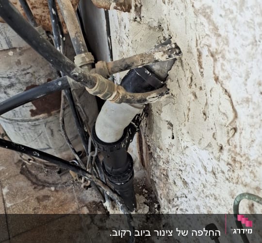 צנרת ותשתית מים על קיר חיצוני